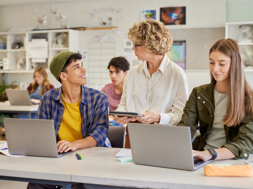 Tra schermi e quaderni: crescere nel digitale e prepararsi alla Maturità
